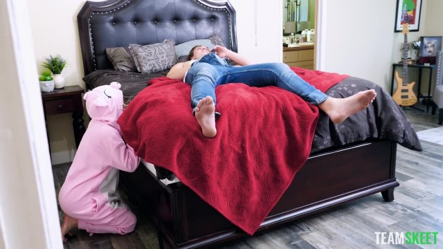 Старший братик обязан воспользоваться пилоткой - #2