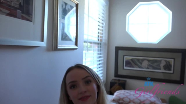 Миниатюрная Мария по первому требованию подставит свою пиздёнку