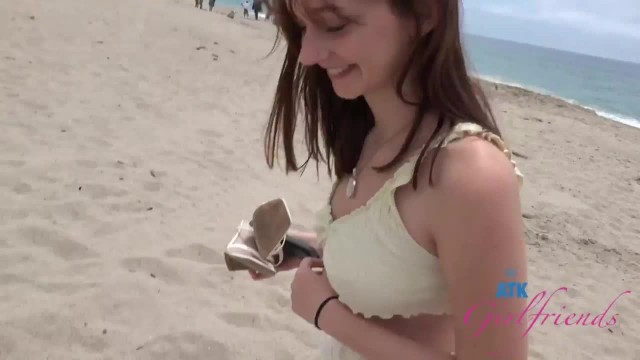 Неудержимая тёлочка согласилась прокатиться к океану