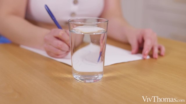 Шикарные женские кунилингусы на большом кухонном столе - #1