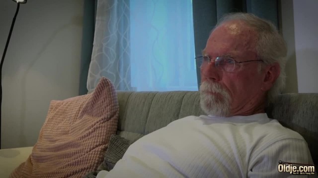 Пожилой ёбарь для вернувшейся с уроков внучки - #1